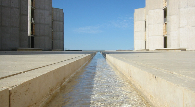 Scenic view of the thin linear fountain at Salk Institute for Biological  Studies a scientific research institute in La Jolla, San Diego California  Stock Photo - Alamy